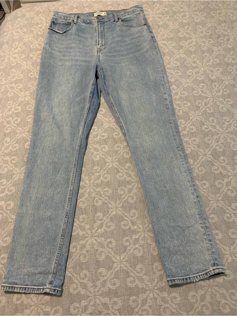 Abercrombie & Fitch Light Wash The 90’s Slim Straight-Leg Jeans (Size 14L/32)